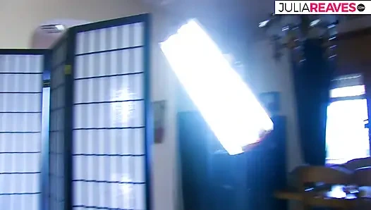 Bebek gibi kız büyük bir yarağa öğürüyor ve sonra sikiliyor ve ağzına boşalıyor