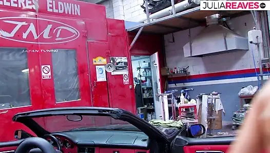 Трахать анал в машине очень круто, может кто-то наблюдает