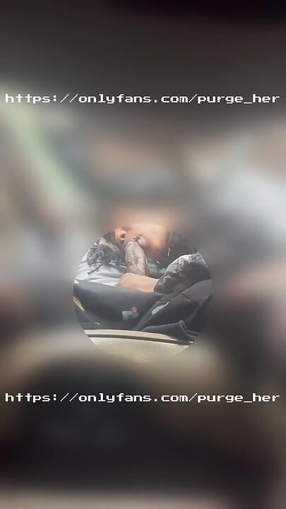 Cewek itu nyepong kontol tanpa henti
