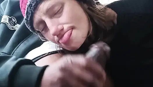 Sokak fahişesi hızlı arabada sakso - her yerde öğürüyor ve salya akıtıyor