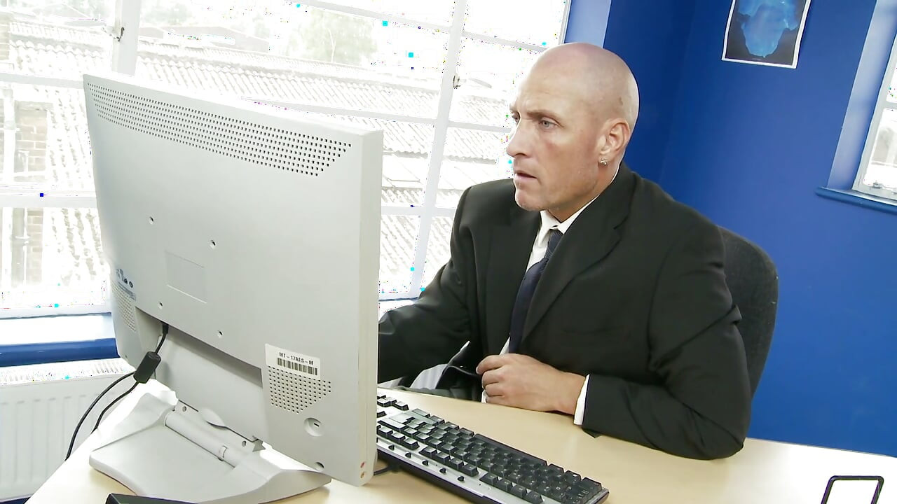 בלונדינית מוצצת זין לפני שהיא רוכבת עליו בסגנון קאובוי