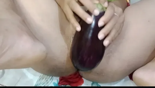 Garota sexy fodida na buceta com grande vegetal