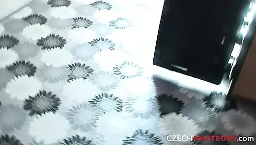 Schöne blondine liebt sex (tschechische amateure)