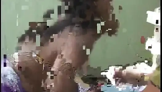 Randy zenci bebek amına ve ağzına yarak alıyor