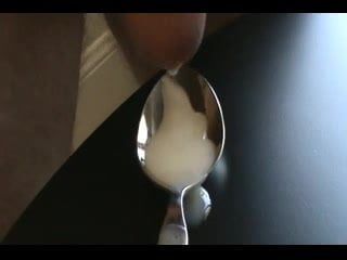 Carga de esperma grueso en una cuchara