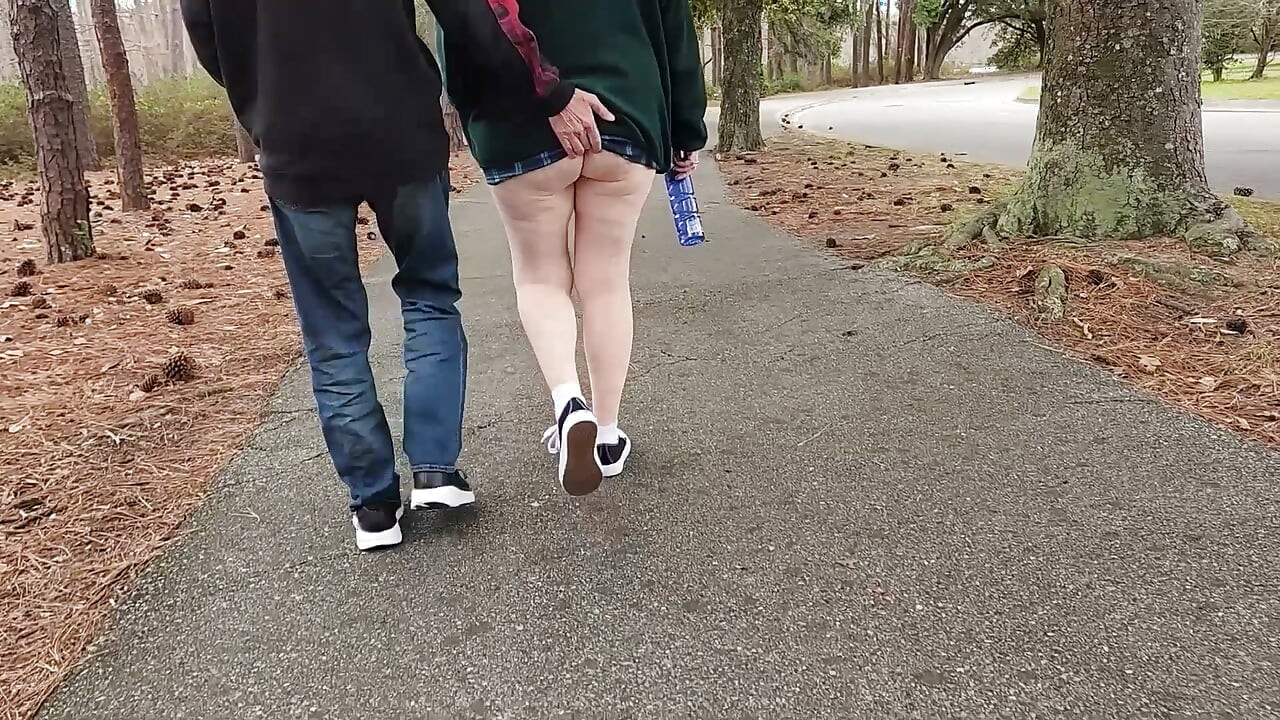 Hot MILF BBW Strolling Around Park With Her Ass Hanging Out! Gives Stranger Head!