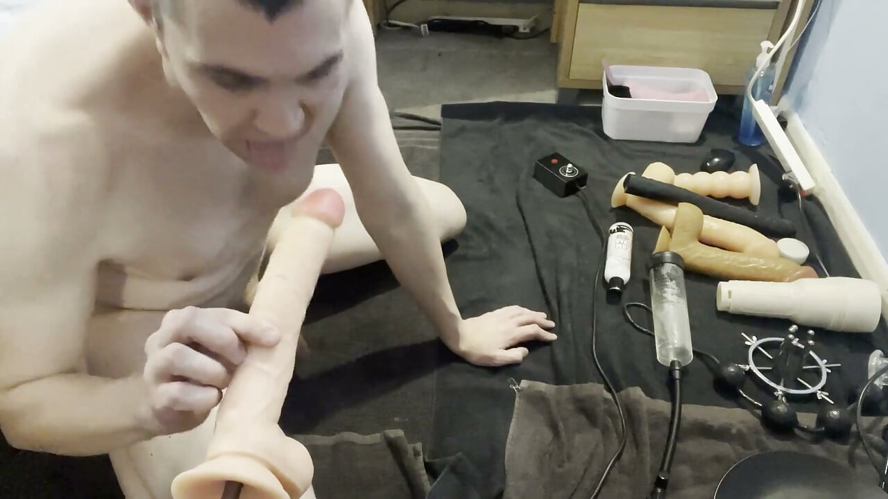 Shane CumpDump wird von einer sexmaschine geritten und macht geldautomaten