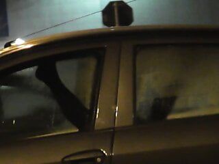 साझा मेरे फूहड़ पत्नी के साथ अजनबी में कार में सामने के voyeurs