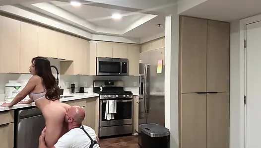 Nicole Doshi поблагодарить сантехника Кристиана Клея долбит его член