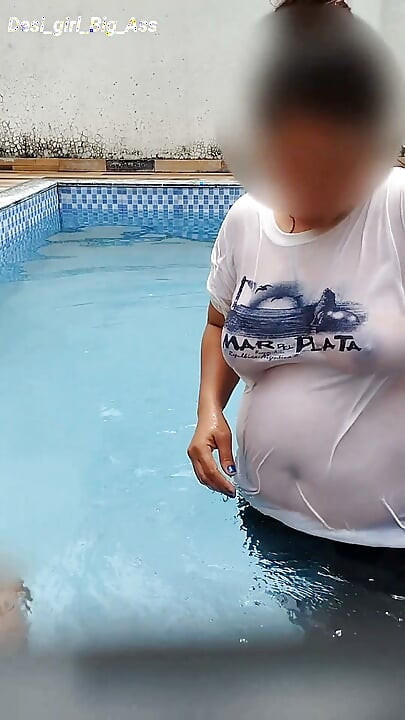 La diversión arriesgada de una pareja caliente en la piscina.