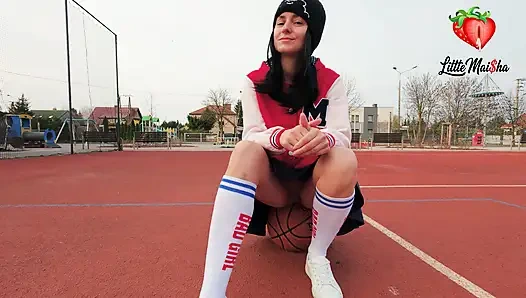 Enge und dünne schwarzhaarige basketballspielerin wird im auto eines fremden hart gefickt