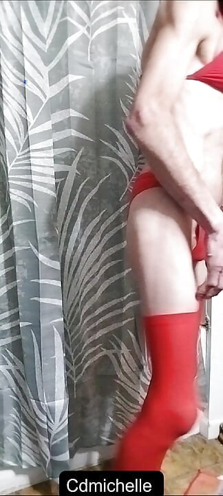 Cdmichelle u kupaonici u seksi bijelom kupaćem kostimu nego oblačenje seksi crvenog kupaćeg kostima