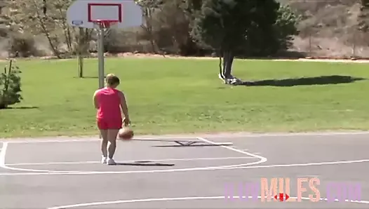Depois do basquete, uma adolescente de peitos pequenos é fodida com um facial