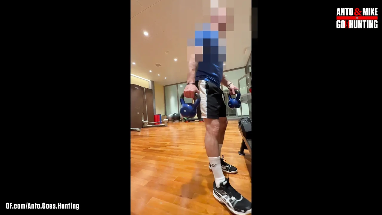 已婚经纪人在他的妻子离开后在酒店水疗中心的健身房后乱搞Mike