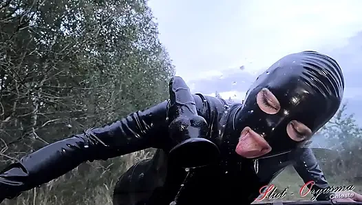 Sklavin, schlampen-orgasma celeste macht ein schmutziges chaos auf dem autofenster