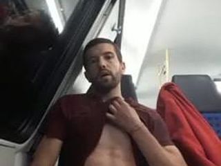 Un mec sexy se branle rapidement dans le train à moitié nu