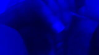 Luz azul juego especial de coño peludo