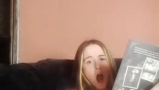 Der versuch, zu lesen, während ich meinen vibrator benutzt