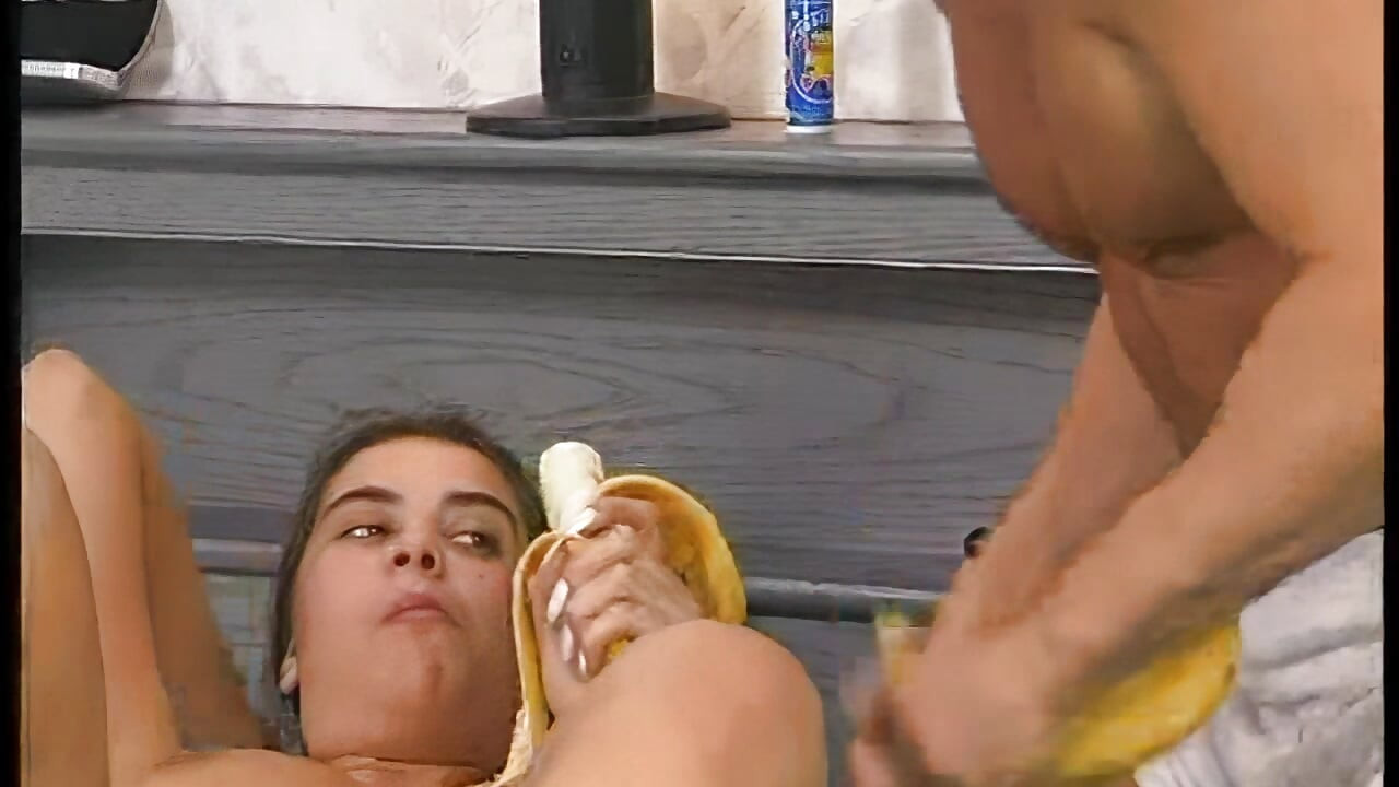 Tânără brunetă seducătoare distrusă de un armăsar matur în pat