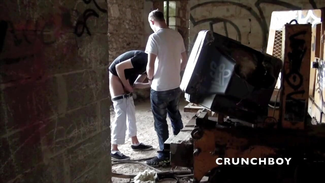 अरब रंडी की आउटडोर परिभ्रमण में शीर्ष सुनहरे बालों वाली Kameron Frost द्वारा चुदाई