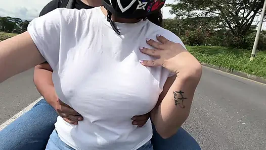 Ayah tiriku menjemputku pulang kuliah untuk mengajariku cara bercinta