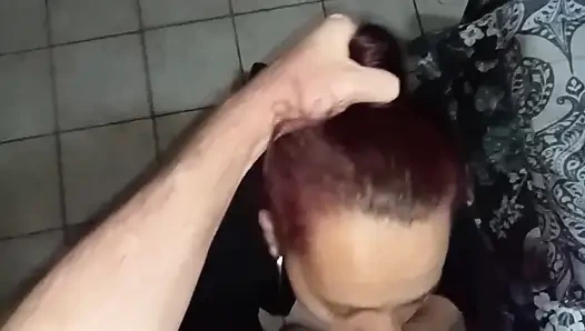 Bekar çaresiz üvey anne kirasını ödemek için ev sahibini sikiyor