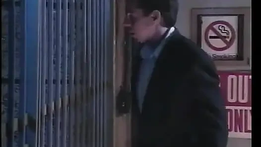 Cewek rambut keriting ini lagi sange berat di penjara!