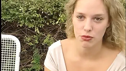 Sevimli sarışın piliç açık havada sert yarak emiyor