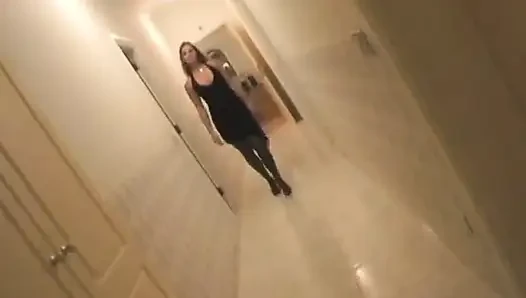 Azgın sarışın hatun göğüslerini emdiriyor ve sonra sikiliyor