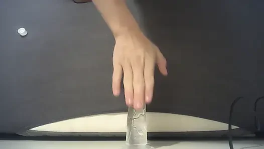 Bu adam götüne dildo yapıyor ve inliyor