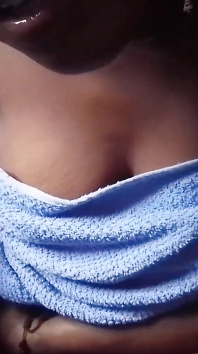 Striptease estimulando meu clitóris dedilhando minha gorda buceta molhada e apertada gritando orgasmos