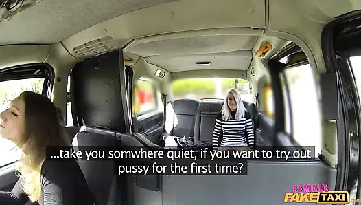 Weibliche fake taxi - die vollbusige blonde Lu Elissa leckt ihre erste muschi