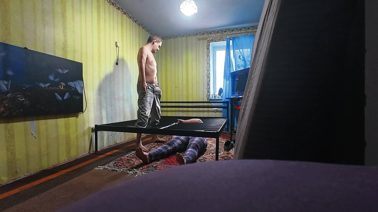 Nos bastidores, sem cortes. Estamos construindo uma nova cama de sexo