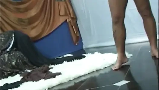 Kaslı kadın patlayıcı yüze boşalma ile tutkuyla prezervatifsiz