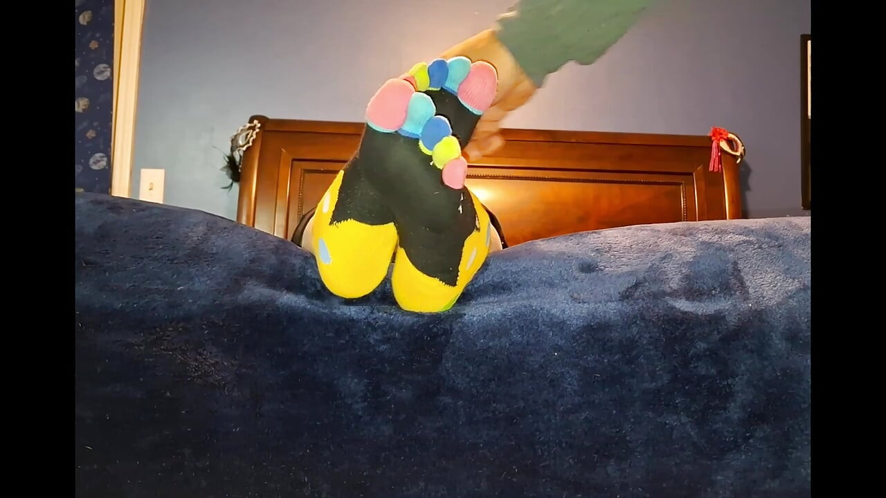 S’amuser avec 5 chaussettes aux doigts