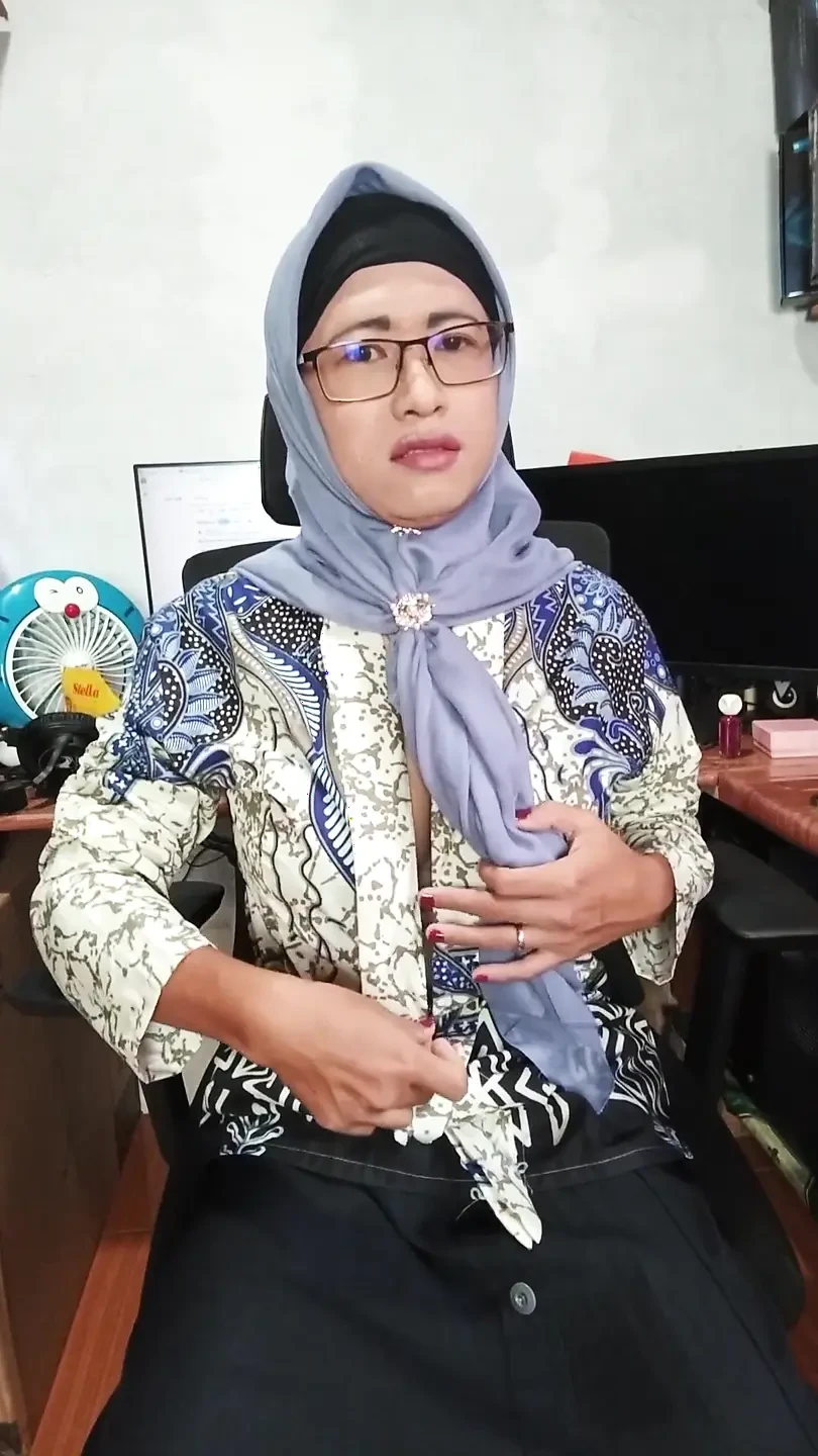 Hijab Shemale with Big Cock Masturbate Until She Cum
