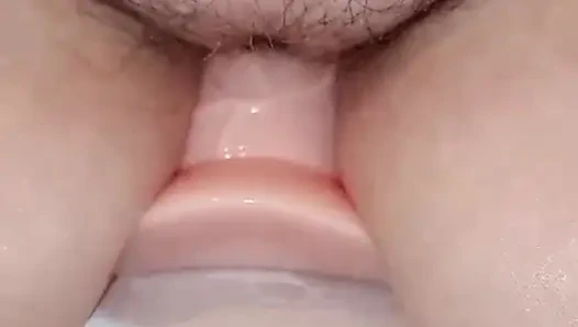 Cewek nakal ini lagi asik muasin memeknya pakai mainan seks ukuran raksasa sampai muncrat berkali-kali