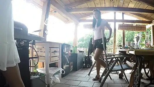 Komşu barbekü partisi yapıyor ve kızlar utanmaz ve külotsuz