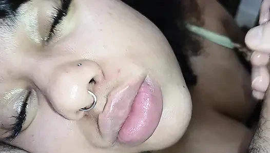 Cewek nakal haus sperma ini dicrot di mulut