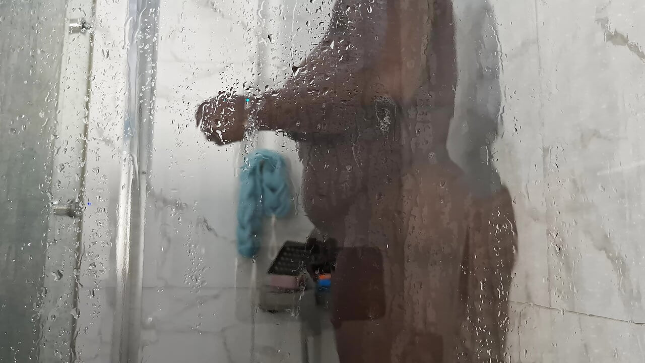 Take a bath with your boyfriend t strengthens your love.