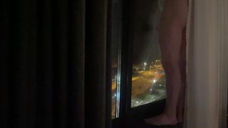 Błysk okna hotelu nago