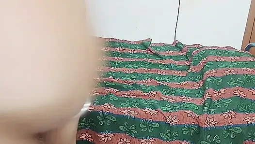 Üvey kız kardeşimi ona çikolata vererek baştan çıkardım, sonra onu siktim ve içine boşaldım.