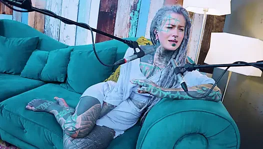 Ich spreche über J - Jelousy - ASMR podcast SFW spricht goth dünnes mädchen dreadlocks tattoo-model mit tinte mädchen