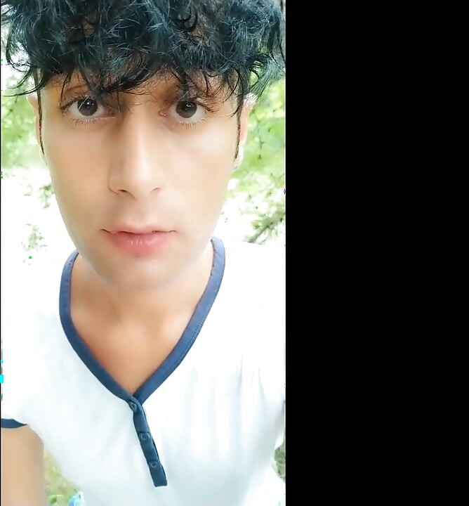 Cewek kembar ini mengunyah sperma sampai muncrat, dan dia telan spermanya sendiri