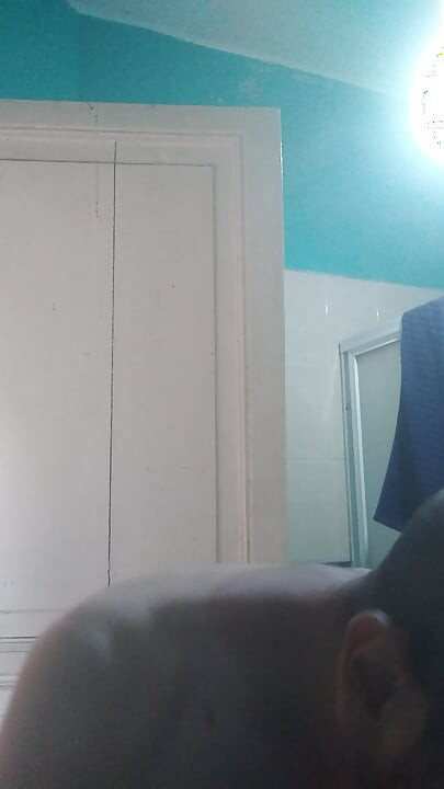 Người Đàn Ông Đẹp Trai Rửa Mặt