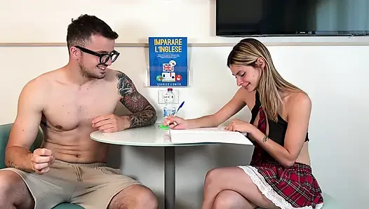 Dia harus belajar, dia ingin bercinta. Porno Italia