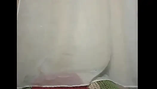 Сексуальная крошка трахает себя в задницу маленьким дилдо