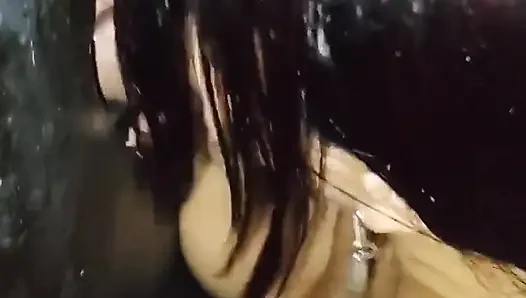 Ich habe im Swingerclub aufgehÃ1/4ckte mich von allen ins gloryhole ficken
