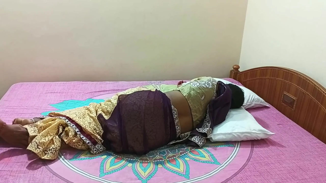 Indian Sexy Married Bhabhi Romantic Blowjob and Hot Sex in Saree Fucking Video