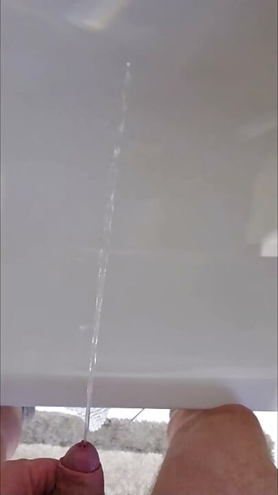 Fast 2 Minuten in die Badewanne pinkeln